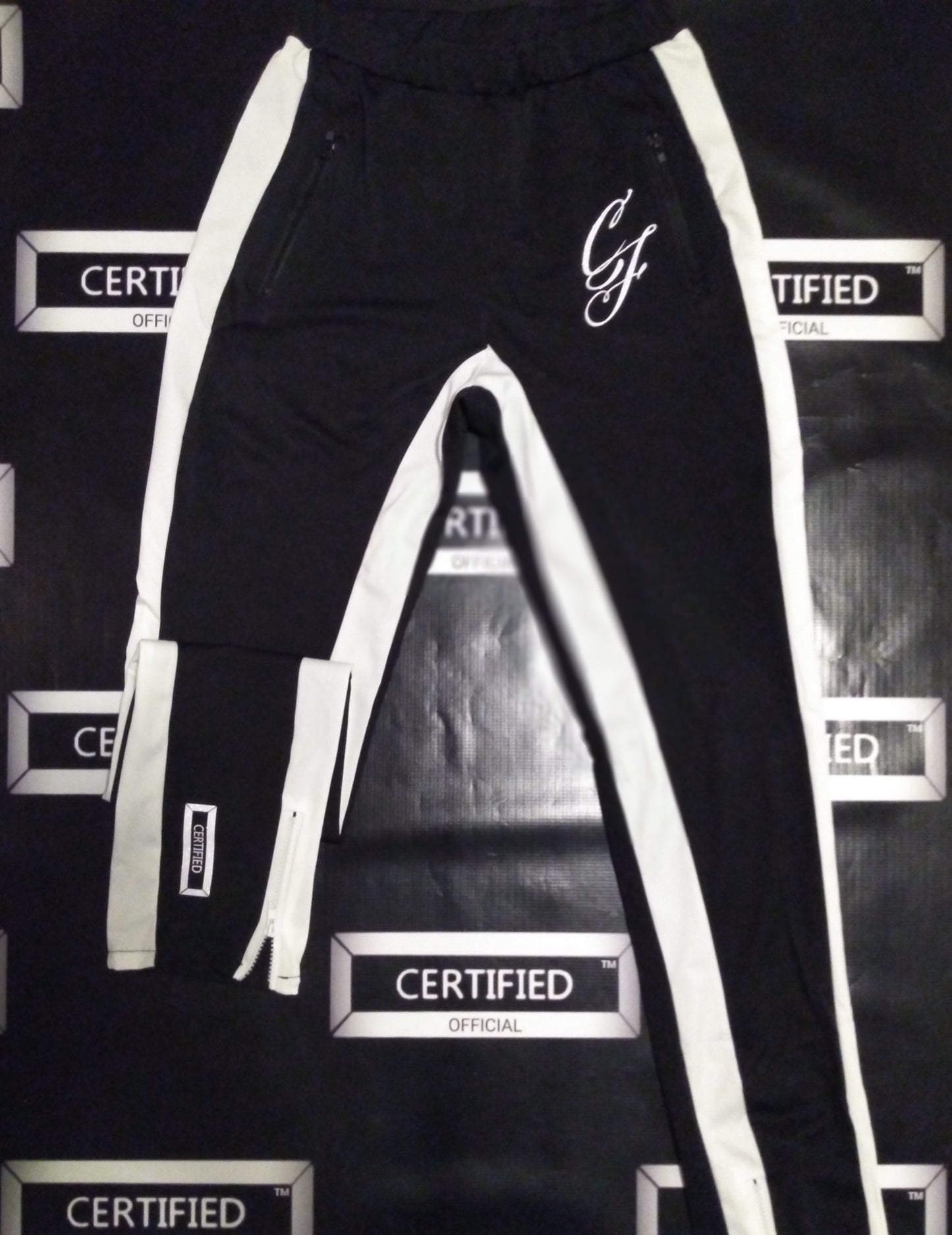 CFEMALE: KHANDI: 2PC. SPLIT SHOULDER TRACKER SET.